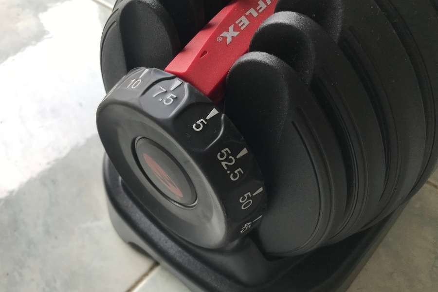 How the Bowflex SelectTech 552 dumbbell dial works.