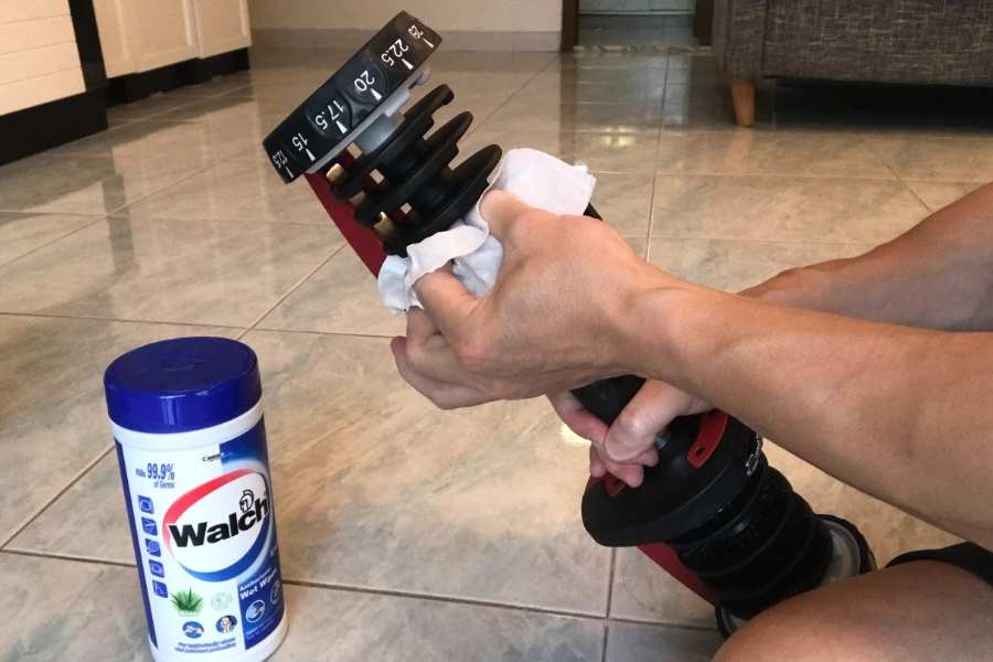 How to wipe the Bowflex 552 handle during cleaning.