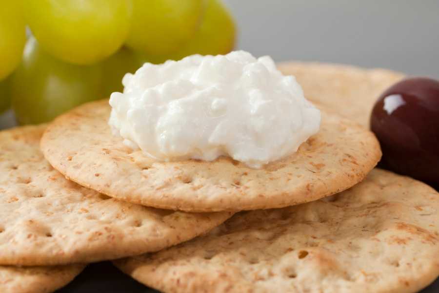 Wheat crackers and cottage cheese.